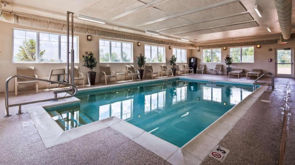 Green Mill Village Hotel & Suites, BWSC