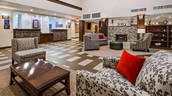 Green Mill Village Hotel & Suites, BWSC image 2