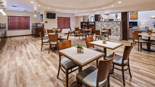 Green Mill Village Hotel & Suites, BWSC image 3