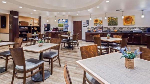 Green Mill Village Hotel & Suites, BWSC image 4